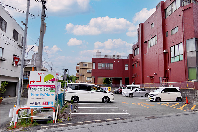 西棟横駐車場